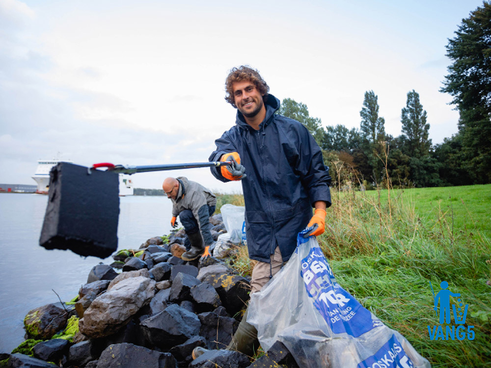 Sportvissers gaan vuil opruimen aan het Noordzeekanaal