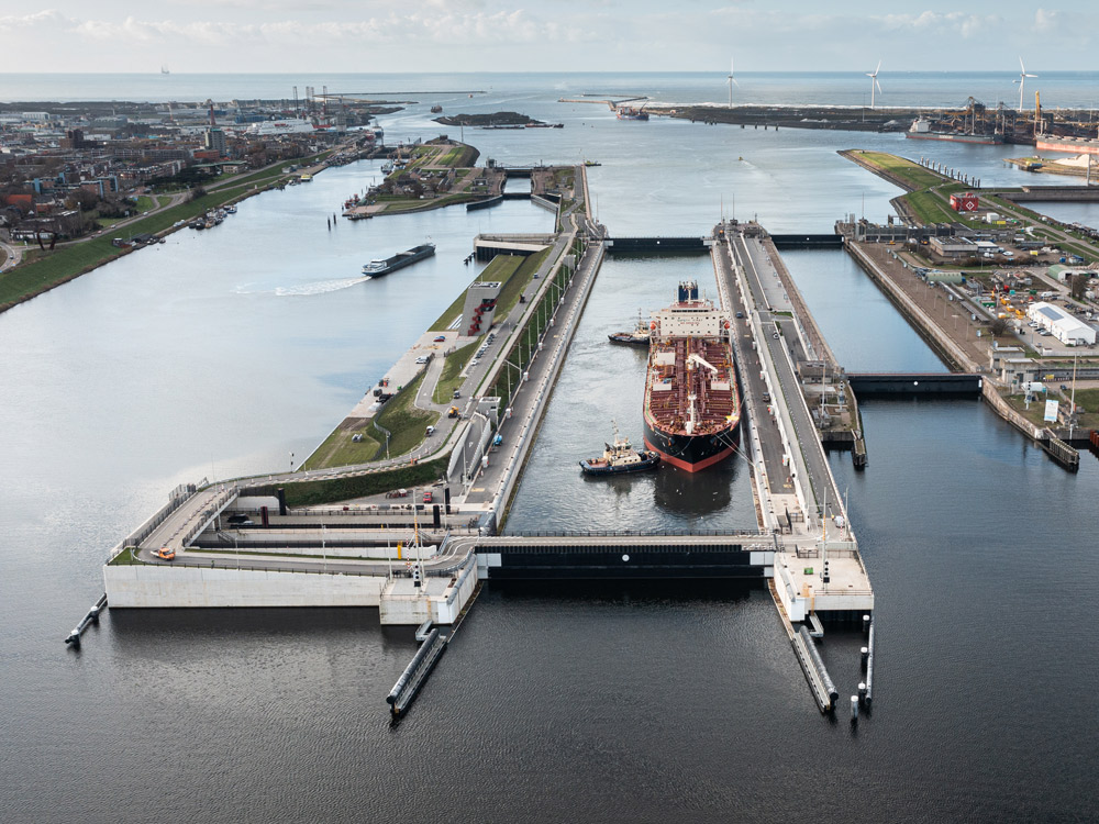 Zeesluis IJmuiden officieel in gebruik genomen