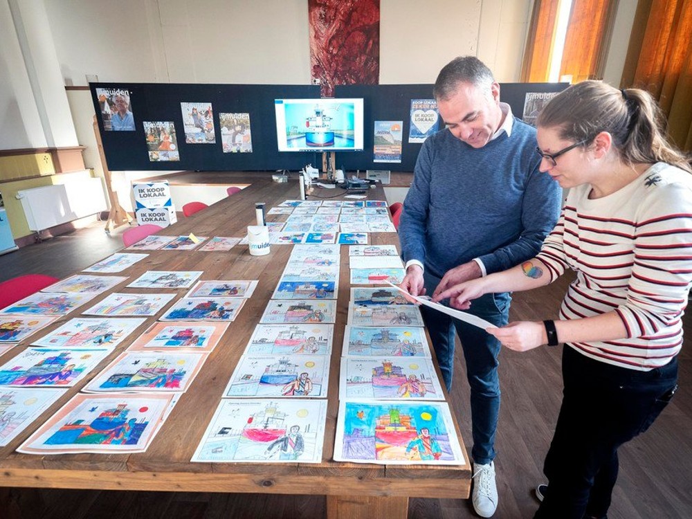 Twee winnaars bij kleurwedstrijd Zeesluis IJmuiden Sanna en Laura uit honderden inzendingen gekozen