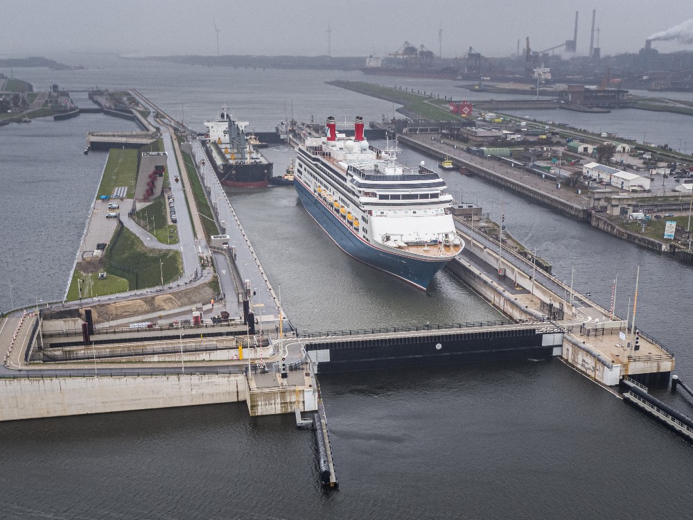 Grootste zeesluis ter wereld ligt weer in IJmuiden