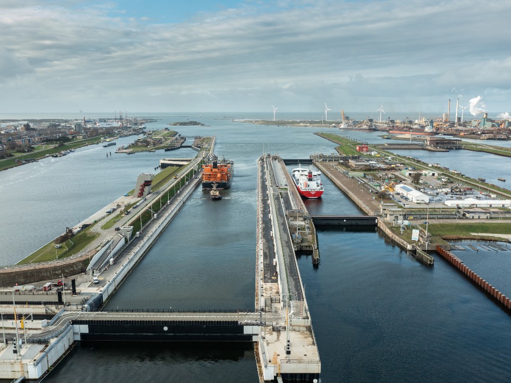 Grootste zeesluis ter wereld ligt weer in IJmuiden