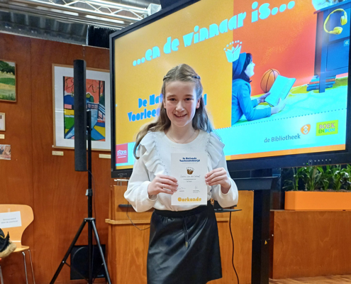 Zaïra van Basisschool Floriant is voorleeskampioen van Velsen!